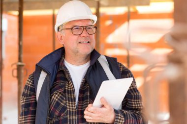 inşaatta çalışan adam