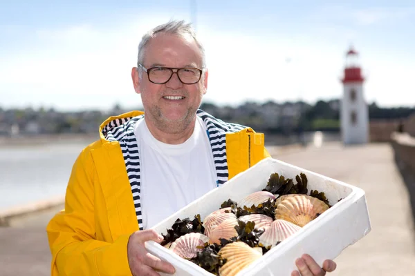 Leende senior fisherman — Stockfoto