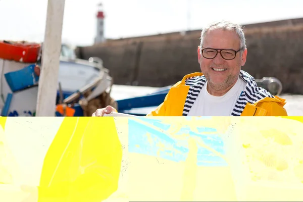 Lächelnder Senior-Fischer — Stockfoto