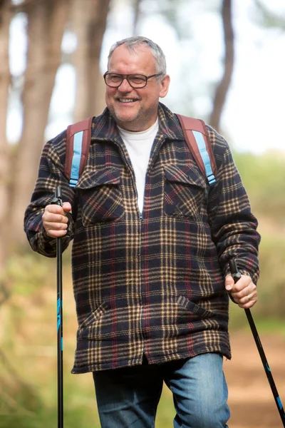 Senior mannen vandring — Stockfoto