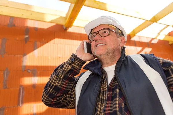 Man working on construction site — Stock Photo, Image