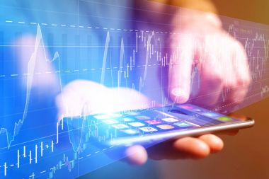 Akıllı telefon tutan adam.