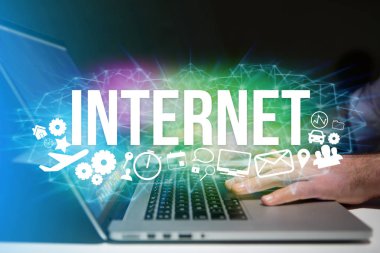 Multimedya simgelerle futuristik bir arayüze 