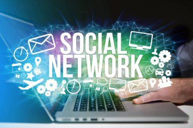 Multimedya simgelerle futuristik bir arayüze 