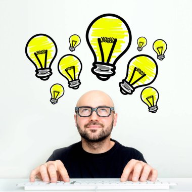 İyi bir fikir ampul lamba ove ile arama bir işadamı portresi