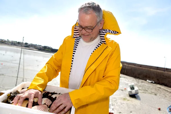 Portret van een senior visser met mantel hij gewoon verzamelen — Stockfoto