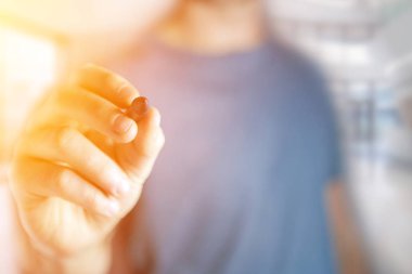 Boş camın üzerine kalemle yazma adamın elini 