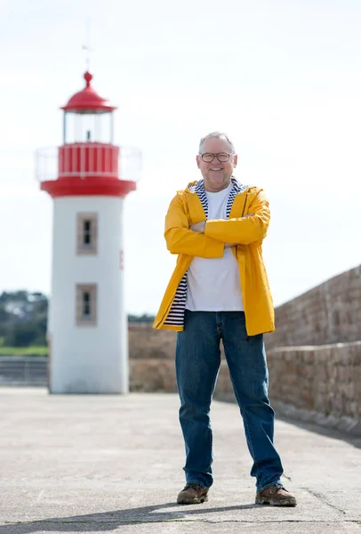 Retrato de um pescador atraente sênior em uma doca — Fotografia de Stock