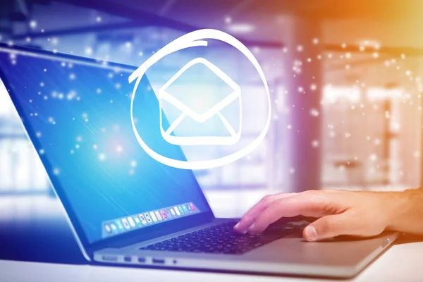 E-Mail-Symbol geht aus einer Laptop-Schnittstelle - Technologie-Konzept — Stockfoto