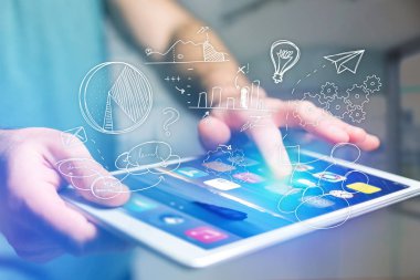 Kırmızı ve yeşil onay simgesi bir smartphone interf gidiyor el çekilmiş