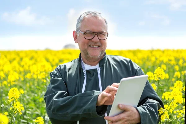 Agricultor que trabaja en el campo — Foto de Stock