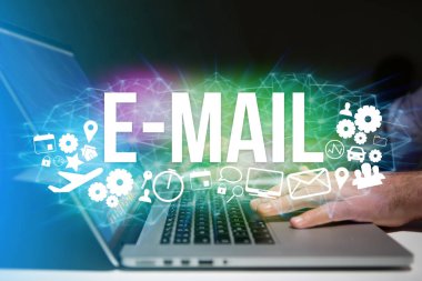 E-posta başlıklı futuristik bir arayüze tutan adam kavramı bir