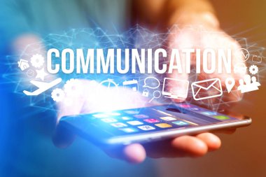 adam holding futuristik bir arayüze