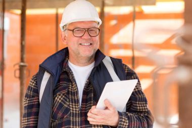 inşaatta çalışan adam