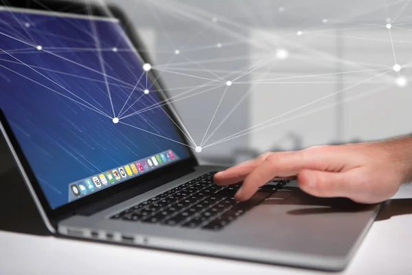 Laptop with operating system screen and network connection — Stock Photo, Image