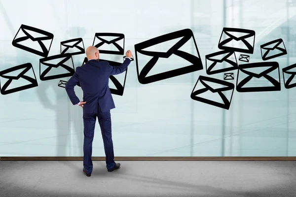 Empresario frente a la pared — Foto de Stock