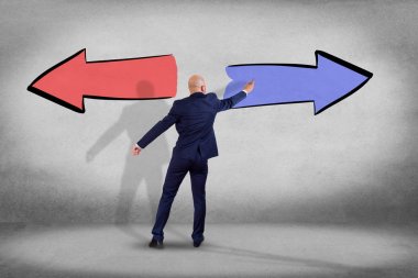 İşadamı çizim duvar önünde