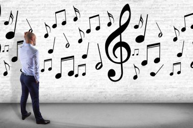 İşadamı önünde duvar düşünme 