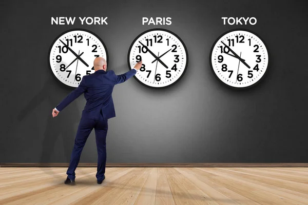 Uomo d'affari con orologi di diversi paesi — Foto Stock