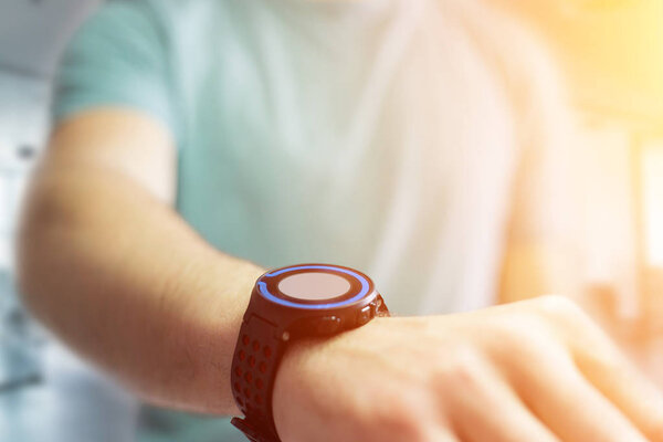 Рука в черных умных часах
