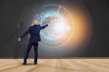 Internatibusinessman bir dünya communicat bir duvar önünde