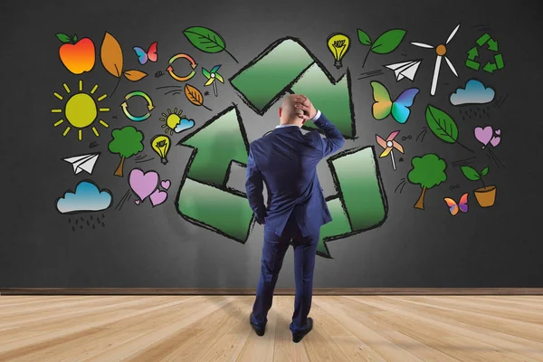 Geschäftsmann vor einer Wand, die über Ökologie - Natur - nachdenkt — Stockfoto