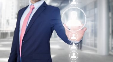 Grafik arayüzü tutan işadamı