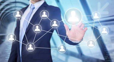 Grafik arayüzü tutan işadamı