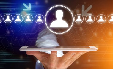 Grafik arayüzü tutan işadamı