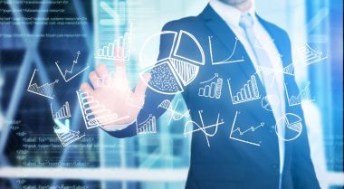 Grafik arayüzü tutan işadamı