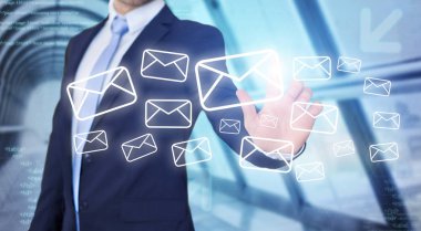 Grafik arayüzü tutan işadamı