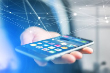 El ele tutuşan akıllı telefon.