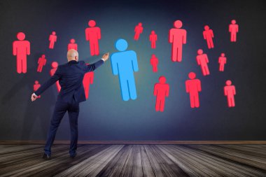 İşadamı bir duvar davetsiz misafir ağ pe bir grup önünde