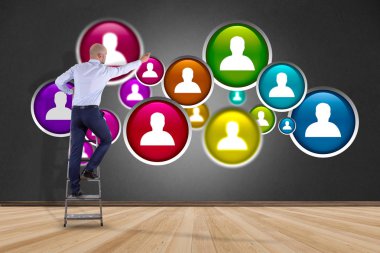 İşadamı kişi simgesi DISP bir grup ile bir duvar önünde