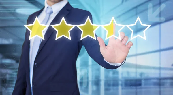 Бізнесмен торкається технологічного інтерфейсу з рейтинговими зірками — стокове фото