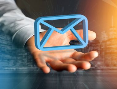 Futuristik bir arayüze - mesaj üzerinde görüntülenen mavi e-posta simgesi 