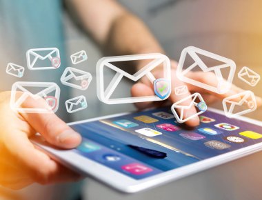 Fütüristik bir interf üzerinde görüntülenen onaylı e-posta ve spam mesaj