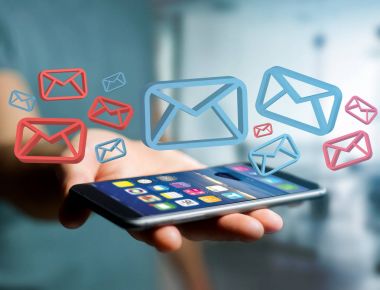 Fütüristik bir interf üzerinde görüntülenen onaylı e-posta ve spam mesaj