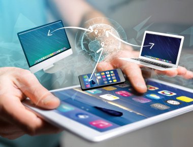 Bilgisayarı ve aygıtları ile fütüristik bir arabiriminde görüntülenen