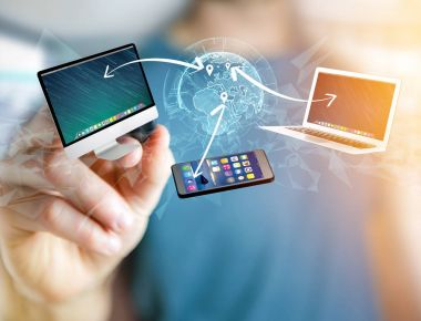 Bilgisayarı ve aygıtları ile fütüristik bir arabiriminde görüntülenen