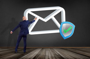 İşadamı dijital duvar önünde