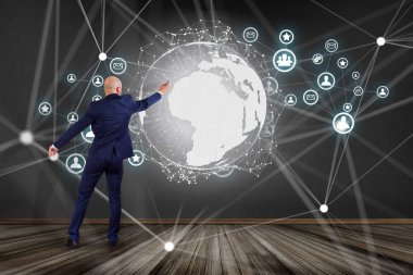 İşadamı dijital duvar önünde