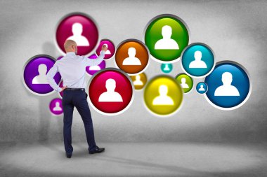 İşadamı dijital duvar önünde