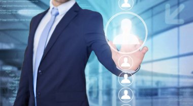 İşadamı dijital duvar önünde