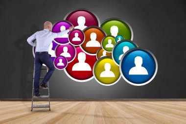 İşadamı dijital duvar önünde