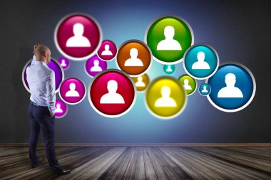 İşadamı dijital duvar önünde