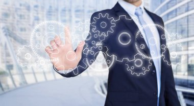 İşadamı dijital duvar önünde