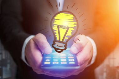 El ele tutuşan akıllı telefon. 