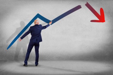 İşadamı dijital duvar önünde