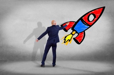 İşadamı dijital duvar önünde